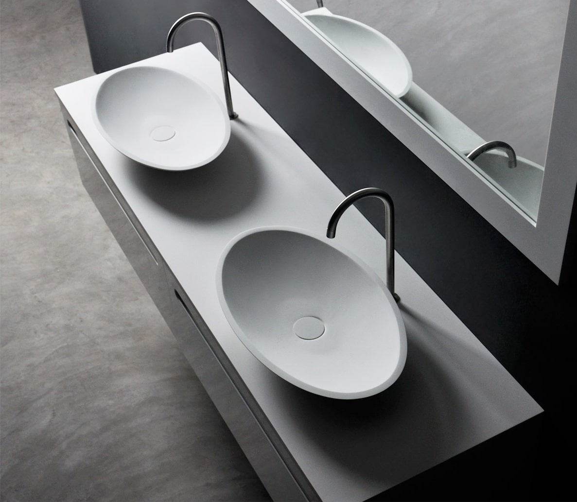 duurzame tegels in luxe badkamer met waskommen